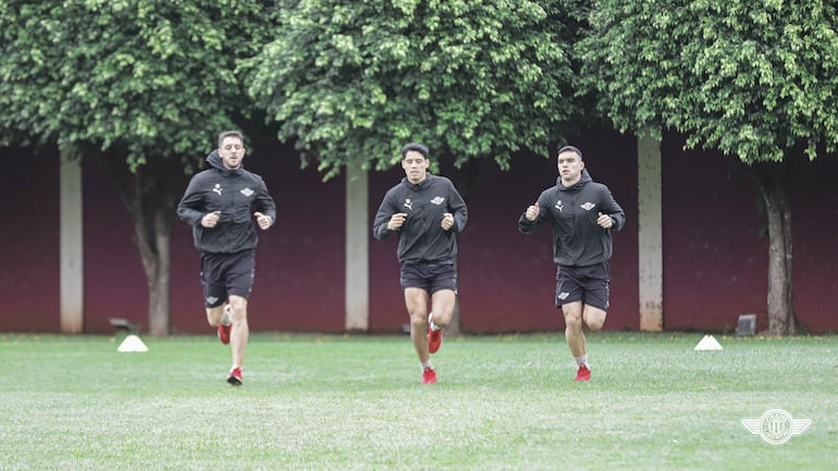 Los jugadores de Libertad durante la inter temporada en el Complejo Internacional del Este, en Minga Guazú.