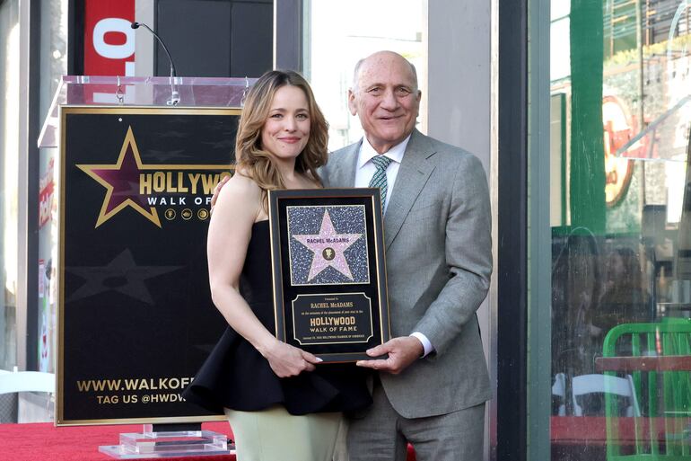 Rachel McAdams y Steven Nissen, presidente y director ejecutivo de la Cámara de Comercio de Hollywood. (Kevin Winter/Getty Images/AFP)
