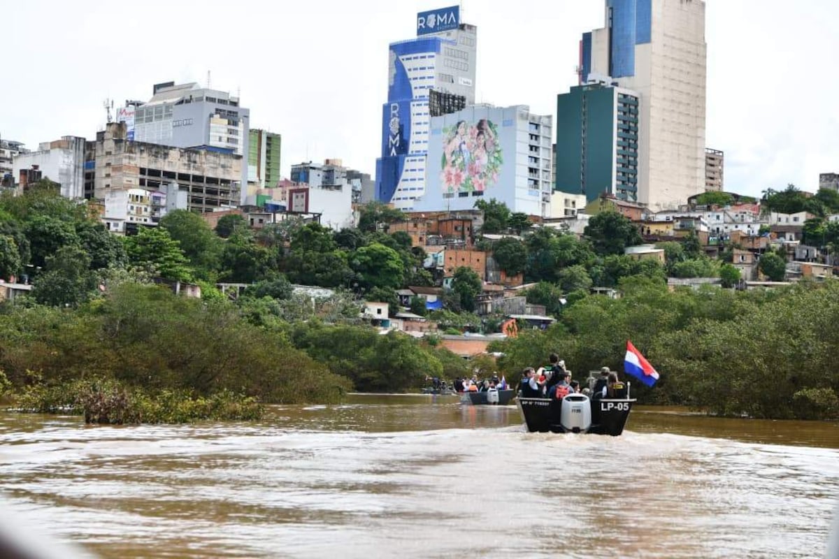 Peña recorre zonas inundadas por la crecida del río Paraná y promete mantener la asistencia