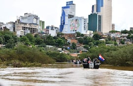 El presidente Santiago Peña y su comitiva realizó un recorrido fluvial en la zona afectada por la crecida del río Paraná.
