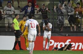 Momento de la fricción entre Marías Pérez y Hugo Iván Valdez, que derivó en la expulsión del delantero de Nacional.
