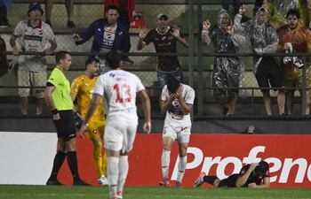 Momento de la fricción entre Marías Pérez y Hugo Iván Valdez, que derivó en la expulsión del delantero de Nacional.