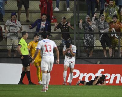 Momento de la fricción entre Marías Pérez y Hugo Iván Valdez, que derivó en la expulsión del delantero de Nacional.