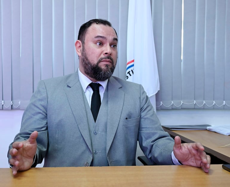 Pablo Morinigo,director Juridigo del IPS dialoga en un ambiente de oficina, participando en una entrevista como Asesor Jurídico de IPS Central.