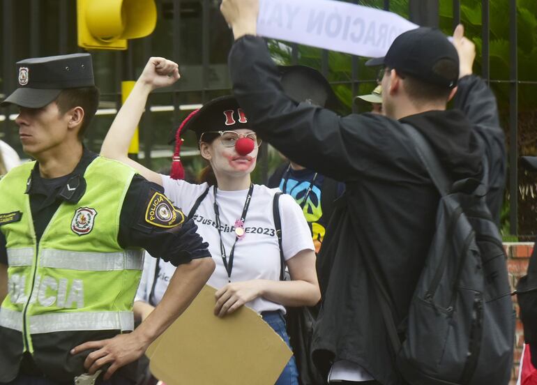 Según los descontratados de Itaipú, ellos quedaron como "payasos".