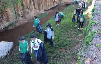 Unos 500 voluntarios, acompañados de efectivos militares del liceo Acosta Ñu, bomberos y funcionarios de la municipalidad de Ypané realizaron una minga ambiental este fin se de seamana.