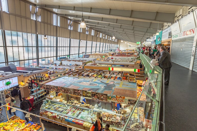 Vista del Kleinmarkthalle, un mercado cubierto tradicional que vende frutas, verduras y mariscos en Hasengasse en Frankfurt, Alemania.