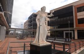 La estatua de la diosa Astrea en uno de los accesos al Palacio de Justicia de Ciudad del Este.