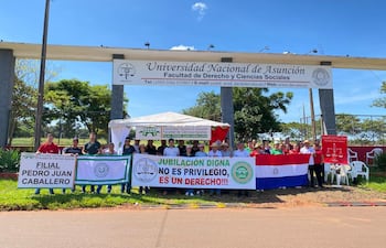 Docentes de las filiales de Derecho y Ciencias Agrarias de Pedro Juan Caballero de la Universidad Nacional de Asunción (UNA).