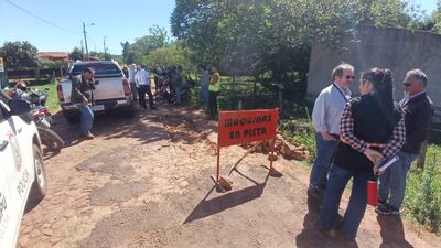 Momento en que los vecinos se oponen a la obra de la red de desagüe del Hospital General de Coronel Oviedo.