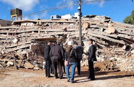 Peritos forenses levantan muestras para determinar causa de derrumbe de edificio en Encarnación.