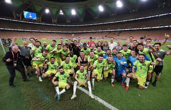 Los futbolistas australianos luego de conseguir la sexta clasificación consecutiva a la Copa del Mundo.