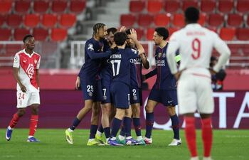 El defensa marroquí del Paris Saint-Germain, Achraf Hakimi (#02), celebra con sus compañeros tras anotar el segundo gol de su equipo durante el partido de ida del 'playoff' de la fase eliminatoria de la UEFA Champions League entre el AS Mónaco y el Paris Saint-Germain en el Estadio Luis II, en el Principado de Mónaco.