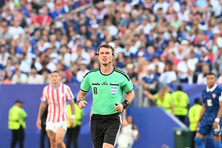 El árbitro Tantashev (42 años) tuvo un correcto partido.