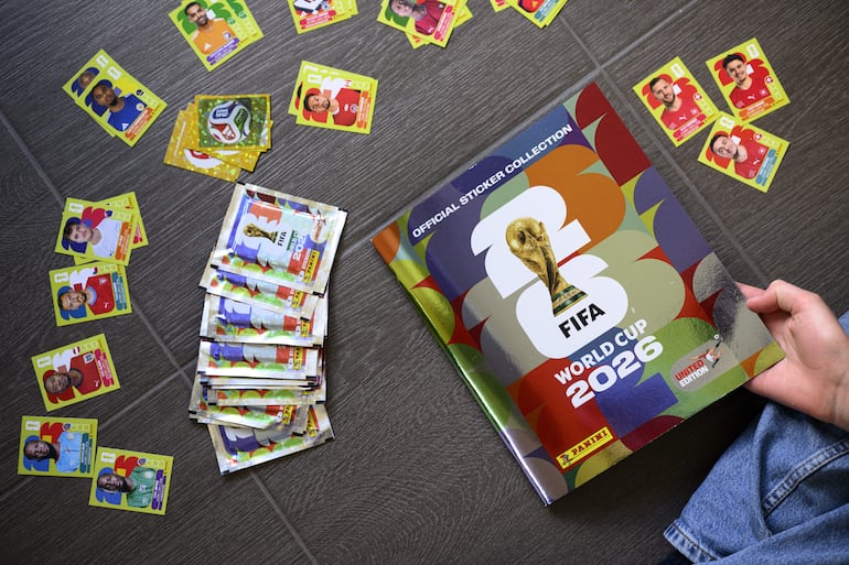 Un joven coleccionista abre un libro antes de pegar figuritas Panini de la selección nacional de fútbol de Suiza en el álbum oficial Panini de la Copa Mundial de la FIFA 2026, en Lausana, Suiza, el 12 de mayo de 2026.
