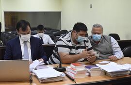 El exsenador Óscar González Daherj, su hijo Óscar Rubén González Chaves y el abogado Claudio Lovera.