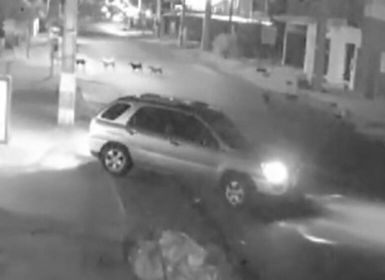 Imágenes de circuito cerrado del vehículo utilizado para intento de robo a un cajero automático en Luque.