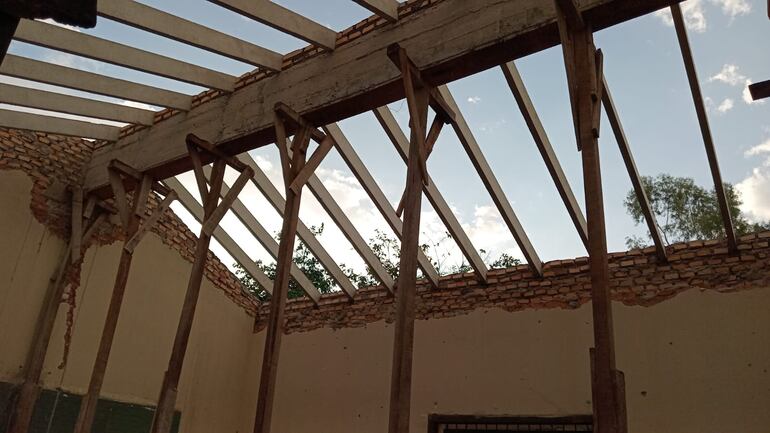 Una gruesa viga de hormigón armada es colocada sobre las antiguas paredes de la Escuela "Virgen de las Mercedes", si la colocación de columnas y zapatas.