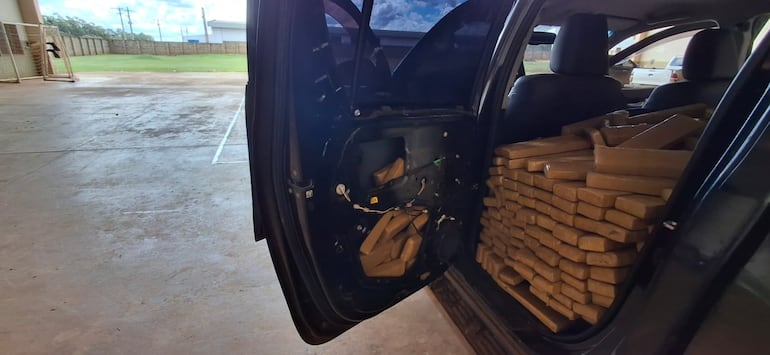 La camioneta abandonada estaba llena de droga.