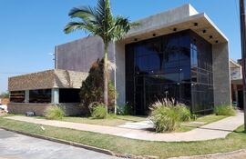 Fachada de las instalaciones de FYF, lugar en el que la economía circular es un estilo exitoso de negocios.