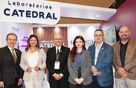Dr. Luis Hernández; Econ. Rossana Mora, gerente de Marketing de Laboratorios Catedral; Dr. Enrique Calabrese; Vanina Jara Mura, Brand Manager de la Unidad de Ginecología de Laboratorios Catedral; Dr. Carlos Vera Salerno y Jorge Jara, gerente comercial de Laboratorios Catedral.