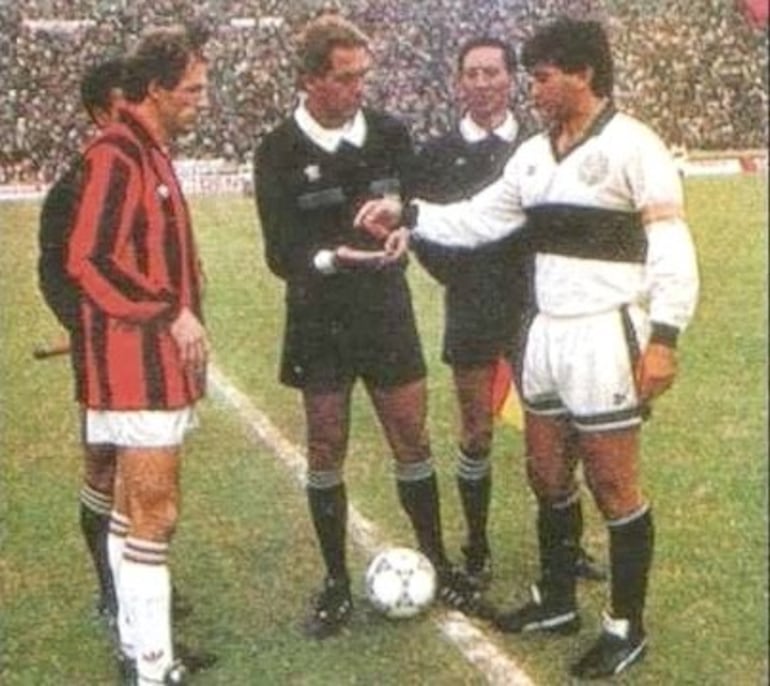 Franco Baresi y Jorge Guash en el sorteo previo al partido.