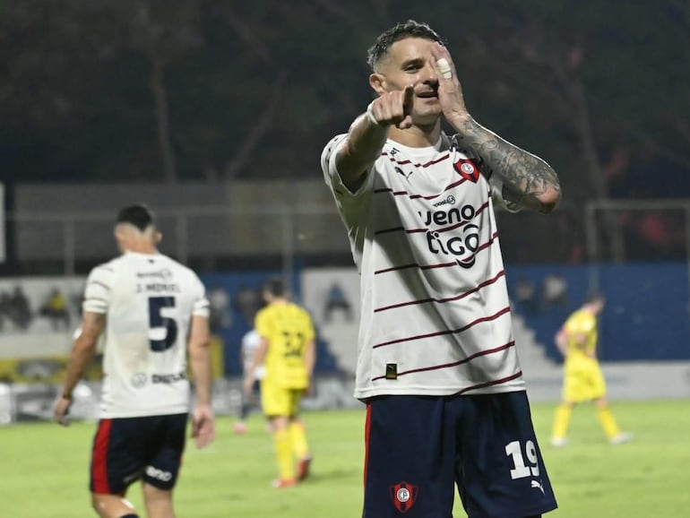 El argentino Pablo Vegetti (d), futbolista de Cerro Porteño, celebra un gol en el partido frente a Recoleta FC por la fecha 8 del torneo Clausura 2026 de la Primera División de Paraguay en el estadio Luis Salinas, en Itauguá, Paraguay.