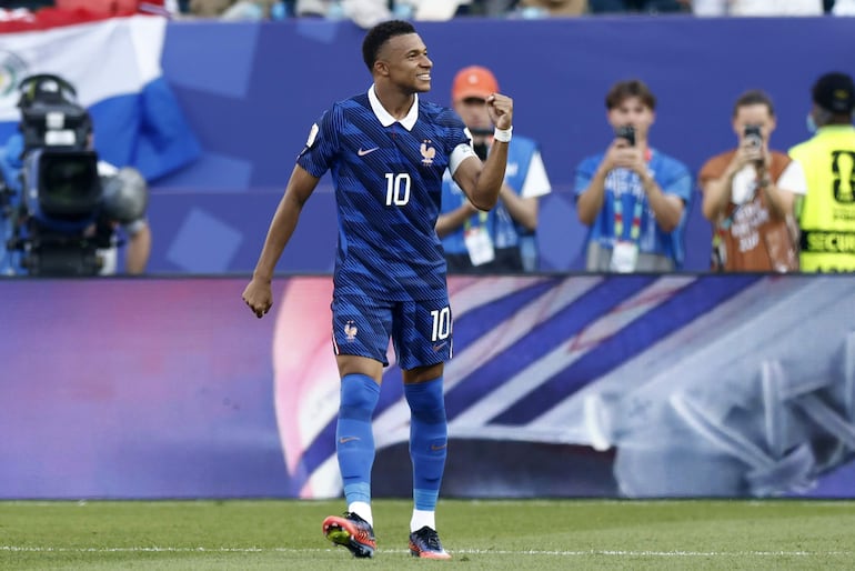 Kylian Mbappé de Francia celebra tras anotar el gol del 0-1 durante el partido de los octavos de final de la Copa Mundial de la FIFA 2026 entre Paraguay y Francia, en Filadelfia, Pensilvania, Estados Unidos.