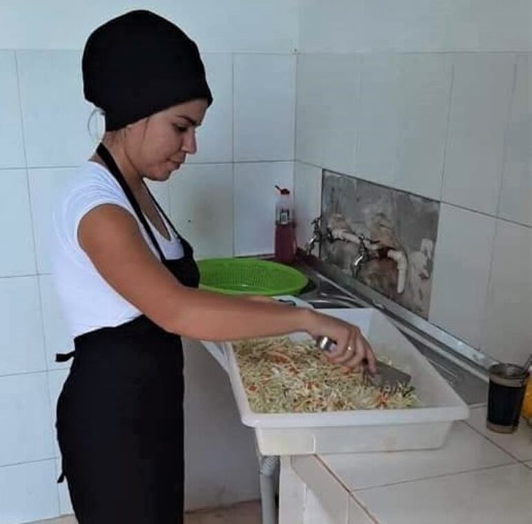 La distribución del plato de comida es supervisada por un nutricionista