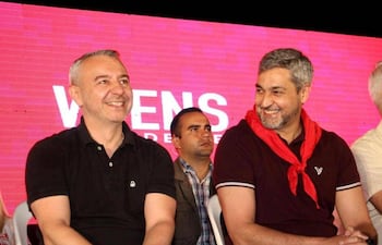 Fotografía de archivo: el diputado Daniel Centurión a la izquierda y a su lado se ve al expresidente Mario Abdo Benítez; ambos sentados.