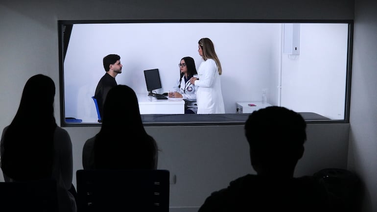 A través de extensiones académicas, clínicas propias y un futuro hospital universitario —actualmente en funcionamiento como policlínica y equipado con Salas tipo Gesell—, los estudiantes participan como observadores y asistentes.