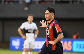 El argentino Ignacio Aliseda, futbolista de Cerro Porteño, festeja un gol en el partido frente a Olimpia por la sexta fecha del torneo Clausura 2025 de la Primera División de Paraguay en el estadio Antonio Aranda, en Ciudad del Este, Paraguay.