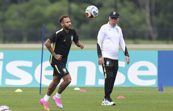 El seleccionador de Brasil, Carlo Ancelotti (d), observa al jugador Neymar durante un entrenamiento en el centro de entrenamiento Columbia Park este jueves, en Morristown, New Jersey (EE.UU.).