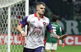 El atacante argentino de Cerro Porteño, Pablo Ezequiel Vegetti (37 años), marca el gol del triunfo y pide calma en su festejo ante 50 000 espectadores en el Allianz Paque de São Paulo.