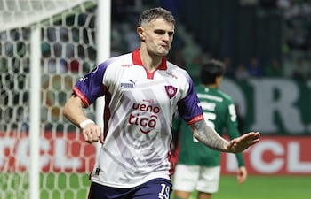 Pablo Vegetti de Cerro celebra un gol este miércoles, en un partido de la fase de grupos de la Copa Libertadores entre Palmeiras y Cerro Porteño este miércoles, en el estadio Allianz Parque en Sao Paulo.