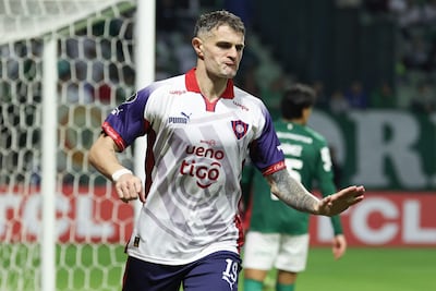 El atacante argentino de Cerro Porteño, Pablo Ezequiel Vegetti (37 años), marca el gol del triunfo y pide calma en su festejo ante 50 000 espectadores en el Allianz Paque de São Paulo.