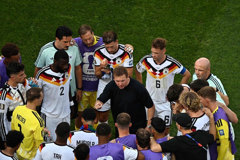 El director técnico de Alemania, Julian Nagelsmann, habla con sus jugadores antes de la prórroga del partido de fútbol de los dieciseisavos de final de la Copa Mundial 2026 entre Alemania y Paraguay en el Estadio de Boston en Foxborough.