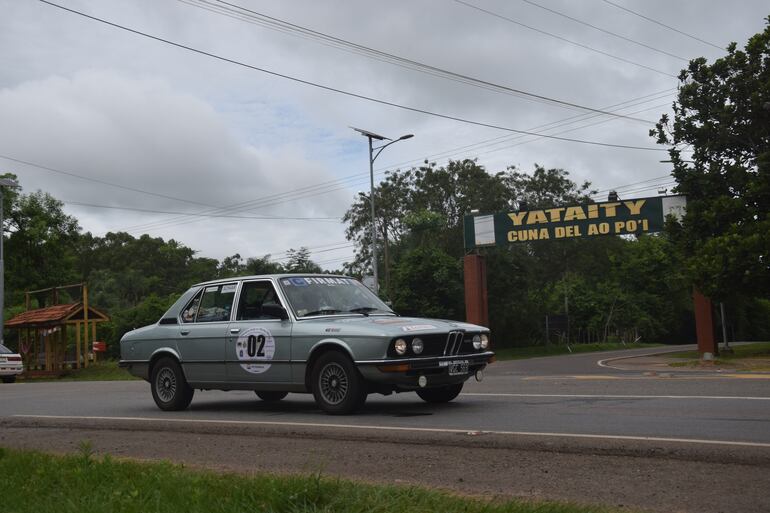 Juan Carlos Uberti y Jorge Nasazzi, al mando del BMW 520, durante la competencia de regularidad del fin de semana.