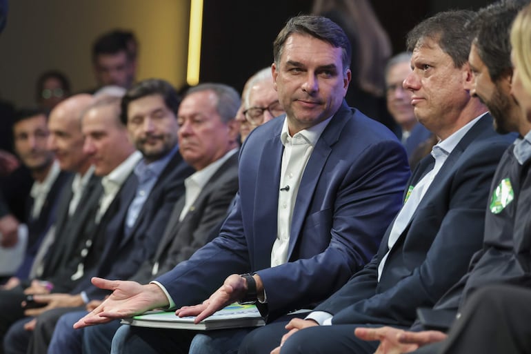 El senador y candidato a la Presidencia de Brasil, Flávio Bolsonaro, asiste a un acto de campaña donde pidió el voto para "proteger" el Tribunal Supremo y cambiar el rumbo del país de cara a los próximos "30 o 40 años" este martes, en Sao Paulo (Brasil). 