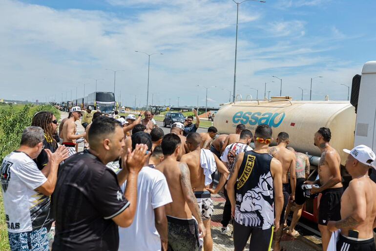 Essap asistió a hinchas de Cruzeito Brasil con camión cisterna con agua potable en la Costanera de Asunción.