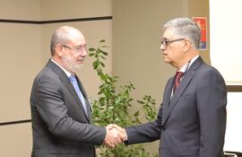 El director de Itaipú, Justo Zacarías Irún y el nuevo consejero de la binacional, Miguel Báez Reyes.
