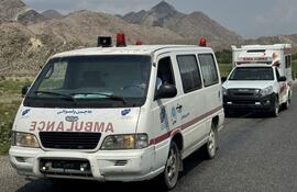 Ambulancias transportan a personas heridas en la provincia de Nangarhar, Afganistán.