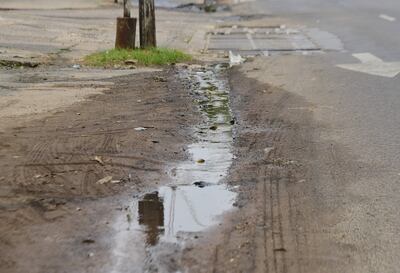 El asfalto en la avenida Fernando de la Mora de Asunción ya se empieza a descomponer. La foto es de la avenida en las inmediaciones de la Comisaría 15va.