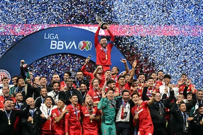 Los jugadores del Toluca festejan con el título de campeón la conquista del torneo Apertura 2025-2026 de la LigaMX al superar en la revancha de la final a Tigres en el estadio Nemesio Diez, en Toluca, México.