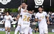 Los jugadores de Libertad celebran un gol en el partido frente a Rubio Ñu por la fecha 9 del torneo Clausura 2026 de la Primera División de Paraguay en el estadio La Huerta, en Asunción, Paraguay.