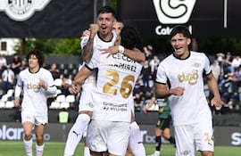 Los jugadores de Libertad celebran un gol en el partido frente a Rubio Ñu por la fecha 9 del torneo Clausura 2026 de la Primera División de Paraguay en el estadio La Huerta, en Asunción, Paraguay.