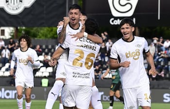 Los jugadores de Libertad celebran un gol en el partido frente a Rubio Ñu por la fecha 9 del torneo Clausura 2026 de la Primera División de Paraguay en el estadio La Huerta, en Asunción, Paraguay.