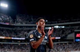 El inglés Jude Bellingham, futbolista del Real Madrid, aplaude al finalizar el partido frente a Salzburgo por la tercera fecha del Grupo H del Mundial de Clubes 2025 en el estadio en Philadelphia, Pennsylvania, Estados Unidos.