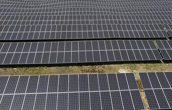 Una granja solar. Muchos procesos de producción requieren de temperaturas superiores a los mil grados, para lo que se usan combustibles fósiles, pero un nuevo estudio ha logrado generar ese calor a través de la energía solar.