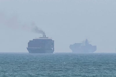 Buques cargueros anclados cerca del estrecho de Ormuz, en la costa de Khor Fakkan, Emiratos Árabes Unidos.